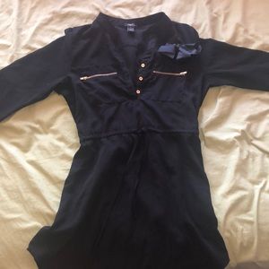 I’m selling a casual dress that comes with a bow!